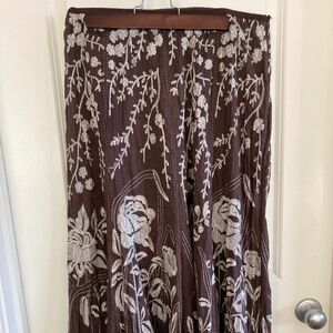 Feminine brown and embroidered flowers cream skirt